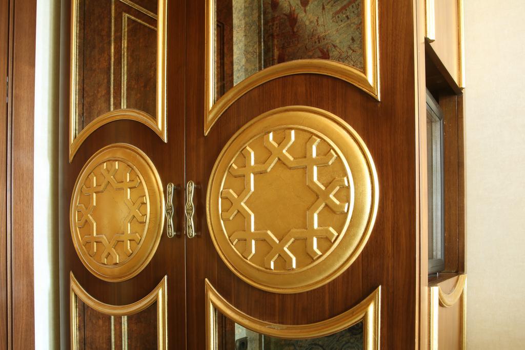Daru Sultan Hotels Galata Isztambul Kültér fotó The Star of David on the door of a synagogue